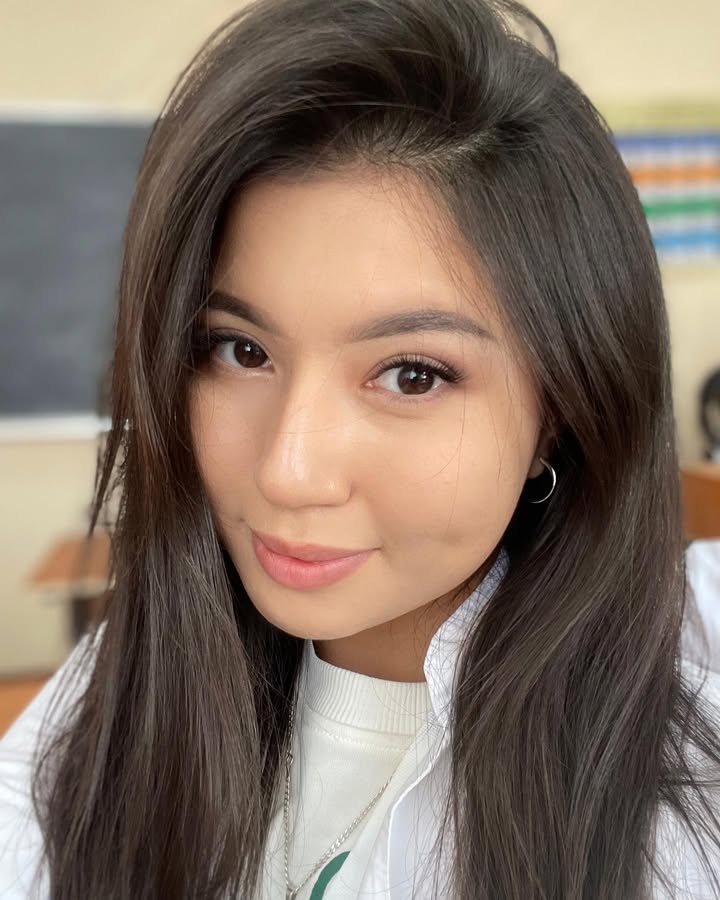 N420 照片809张 视频55个 哈萨克斯坦 美女 美容医生 日常 生活 工作自拍多