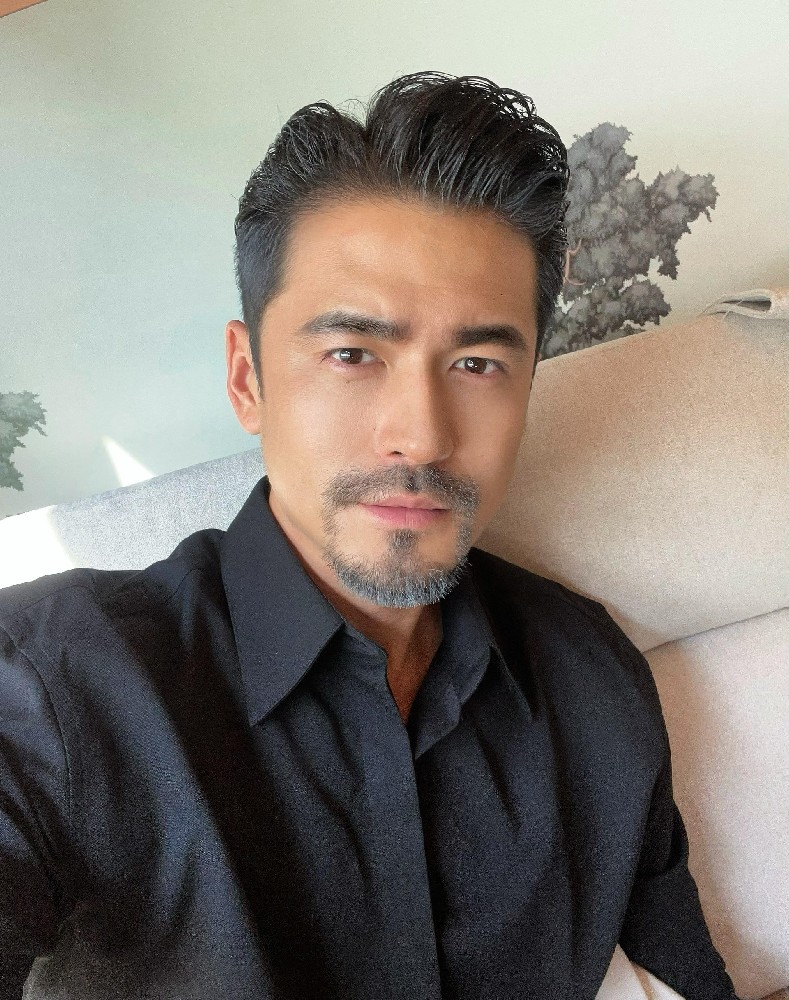 D022 照片181张 视频27个 中国男 成熟帅哥 正装