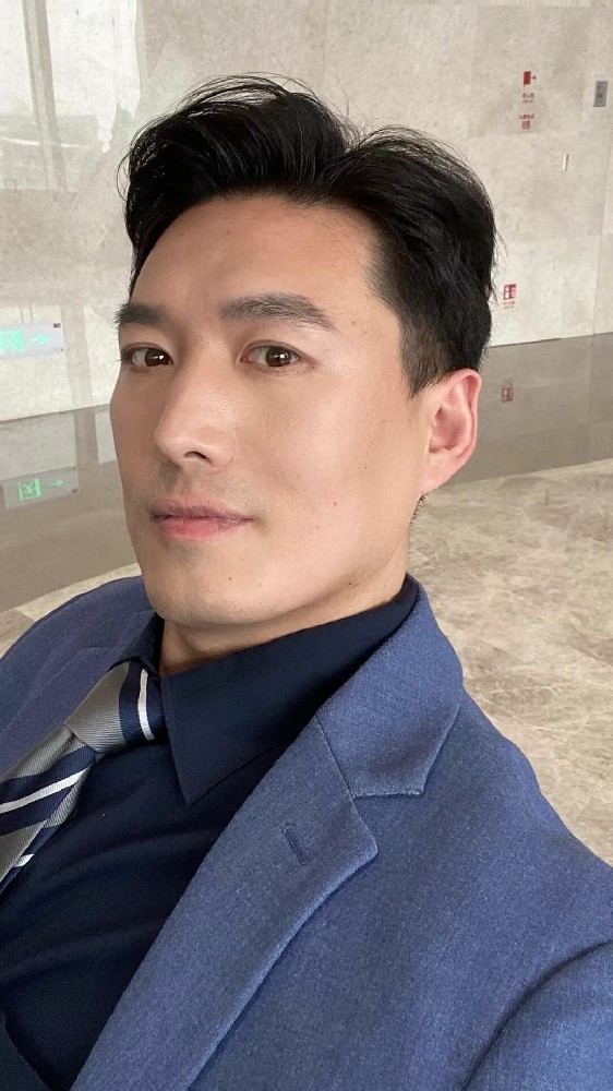 D037 照片482张 视频4个 中国男 气质成熟商务帅哥 生活日常 旅游 正装