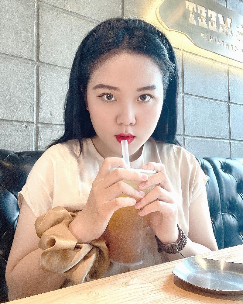 A2016 照片979张 视频5个 越南 正装 工作照 生活场景丰富 海边 旅游 比基尼 美食 车里照 风景 美食 床上照 自拍多 低曝光度