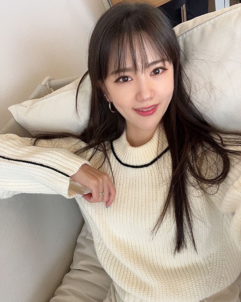 A2068 照片2017张 视频10个 韩国 生活场景丰富 生日照 自拍 瑜伽 海边 旅游 美食 风景 曝光度低 有护照照片拍了头像