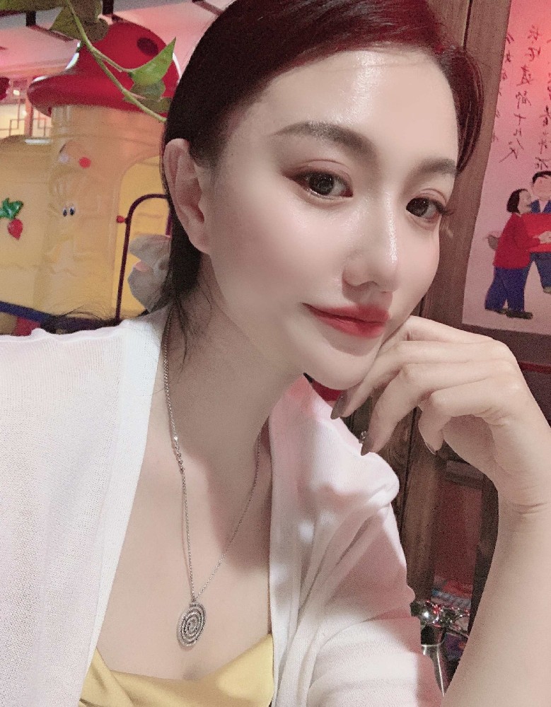 A1054 照片1398张 视频41个 中国女 高颜值气质少妇 生活日常 旅游 性感照 自拍多 真实 视频有自拍 视频包含实况Live 曝光度低