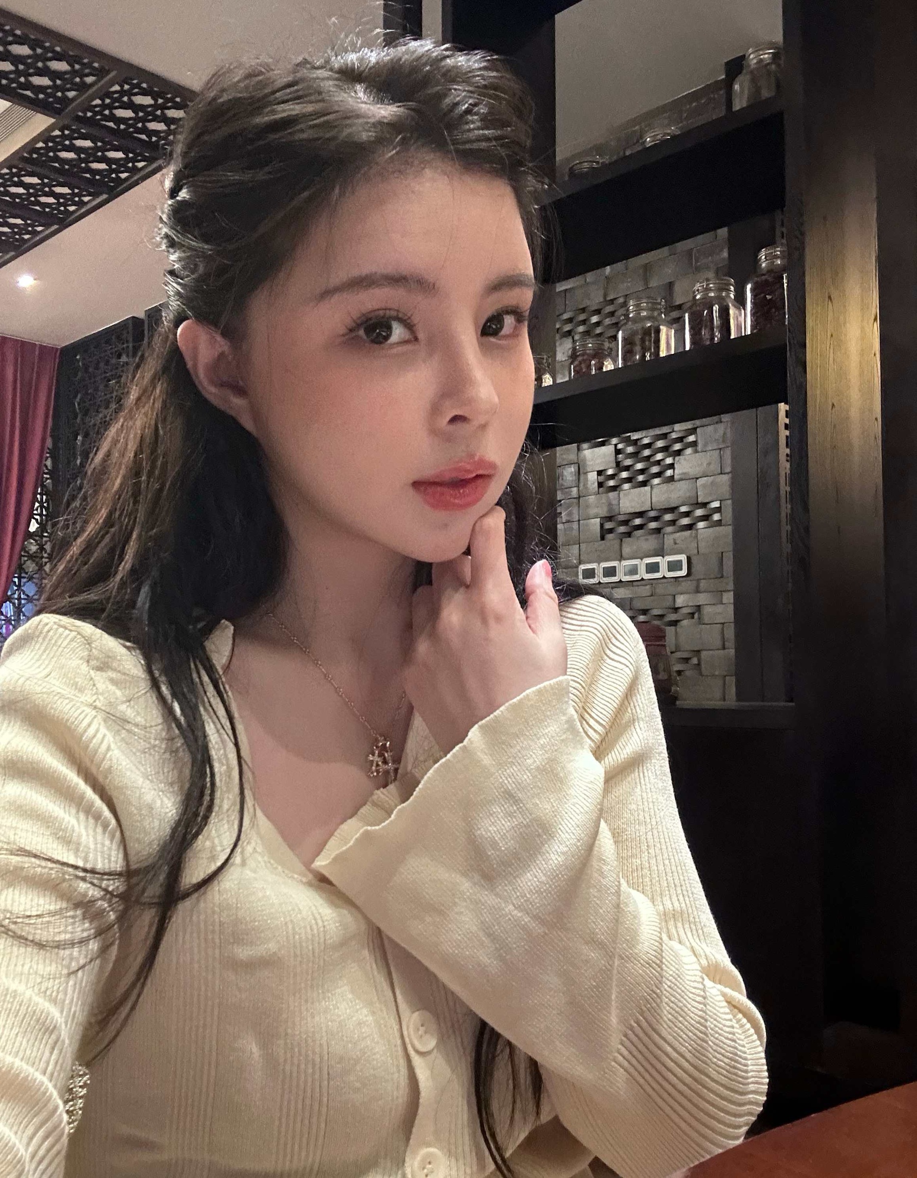 A1084 照片1904张 视频281个 中国女 气质美女 生活日常 旅游 自拍多 生活素材丰富 视频包含实况Live